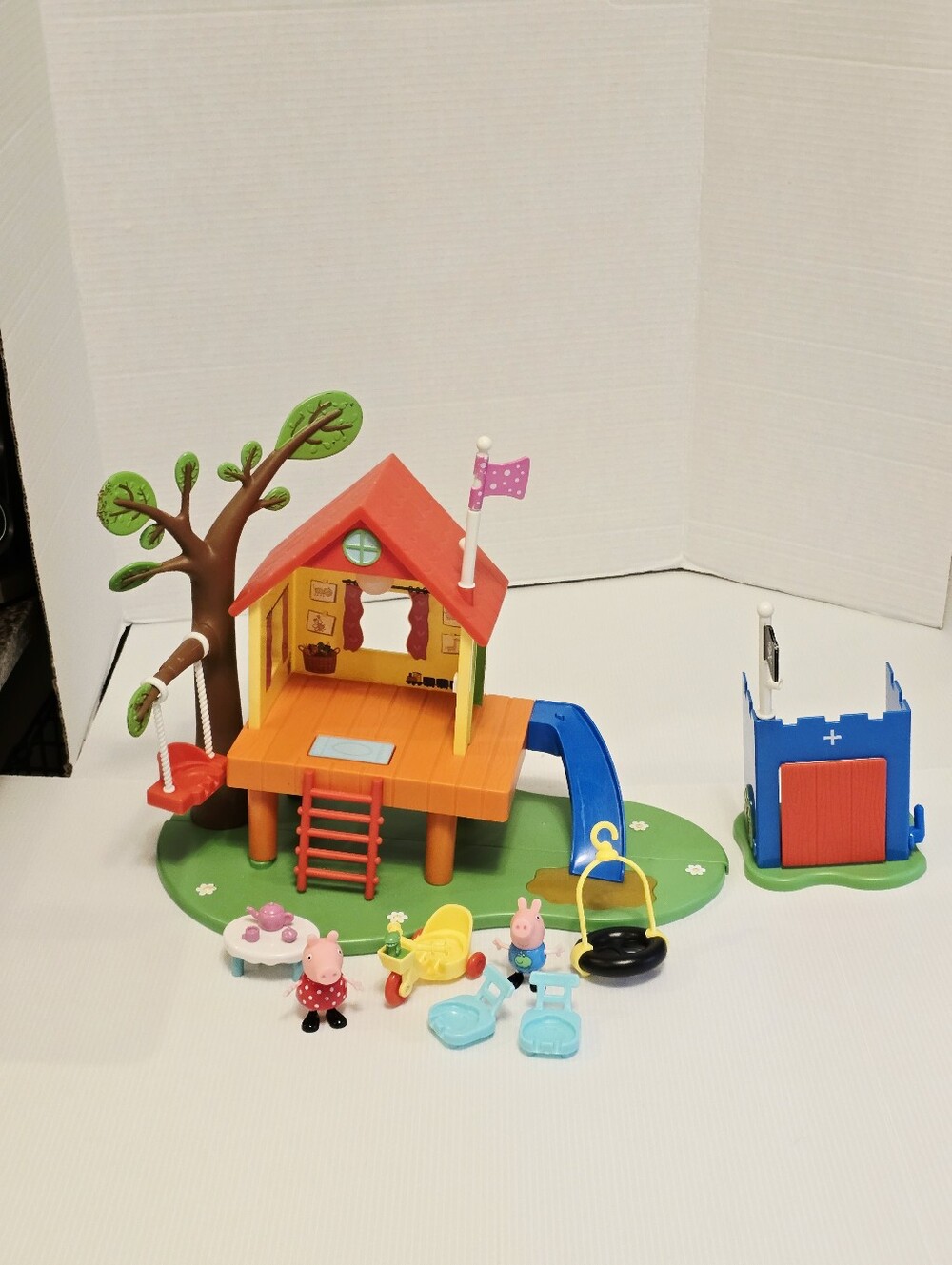 Peppa Pig’s Treehouse & George Fort Treehouse READ
